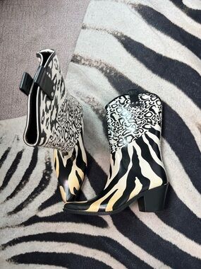 Rubber Stylish Zebra & Leopard Print Mid-Calf Heeled Rain Boots - Black & White